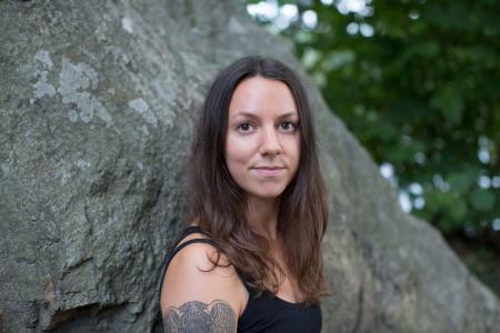 Emma Gustafsson ger massage på Lilla Sicklakliniken